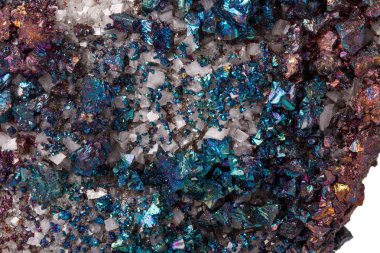 Makro mineral taş Chalcopyrite beyaz bir arka plan üzerinde Kapat
