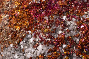 Makro mineral taş Chalcopyrite beyaz bir arka plan üzerinde Kapat