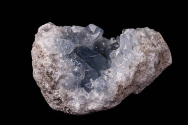 Celestine microcline siyah arka plan üzerinde mineral taş makro yakın çekim