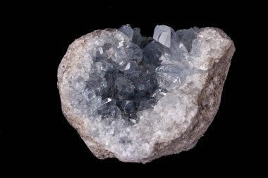 Celestine microcline siyah arka plan üzerinde mineral taş makro yakın çekim