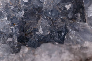Celestine microcline siyah arka plan üzerinde mineral taş makro yakın çekim