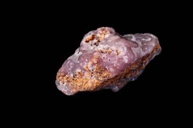 Microcline siyah arka plan üzerinde makro pembe Smithsonite mineral taş yakın çekim