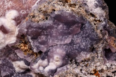Microcline siyah arka plan üzerinde makro pembe Smithsonite mineral taş yakın çekim