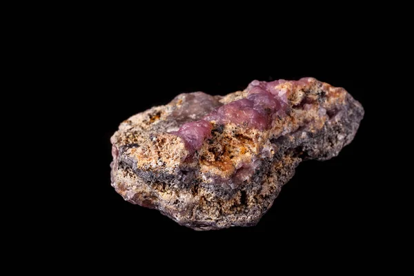 Makro Rosa Smithsonit Mineralstein Auf Mikrokline Auf Schwarzem Hintergrund Nahaufnahme — Stockfoto