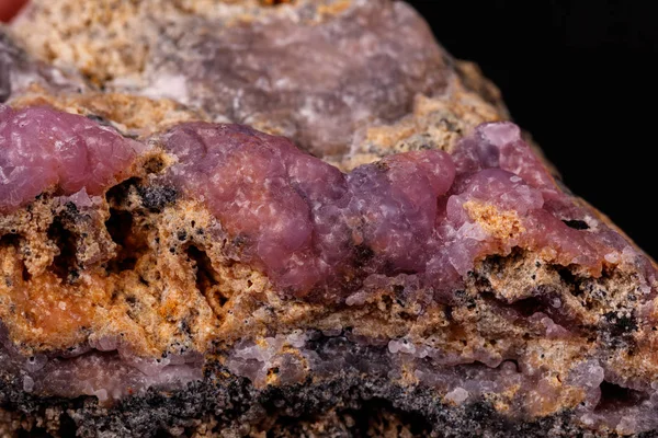 Microcline Siyah Arka Plan Üzerinde Makro Pembe Smithsonite Mineral Taş — Stok fotoğraf