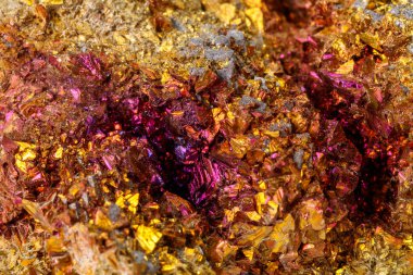 Makro mineral taş Chalcopyrite beyaz bir arka plan üzerinde Kapat