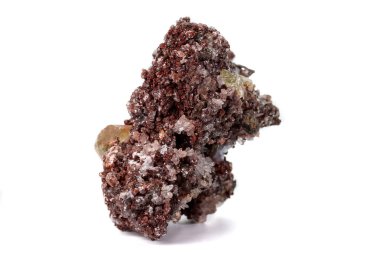 Beyaz bir arka plan üzerinde makro mineral taş altın apatit 