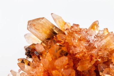 Mineral taş Creedite microcline beyaz arka plan üzerinde üzerinde makro yakın çekim