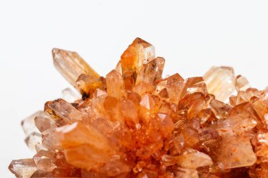 Mineral taş Creedite microcline beyaz arka plan üzerinde üzerinde makro yakın çekim