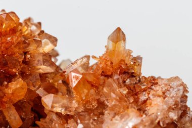 Mineral taş Creedite microcline beyaz arka plan üzerinde üzerinde makro yakın çekim