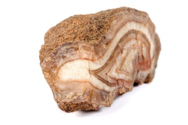 Makro mineral taş akik kahverengi beyaz arka plan üzerinde kapat