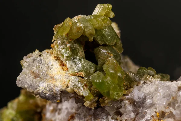 Makro Pyromorphite Minerální Kámen Černém Pozadí Zblízka — Stock fotografie