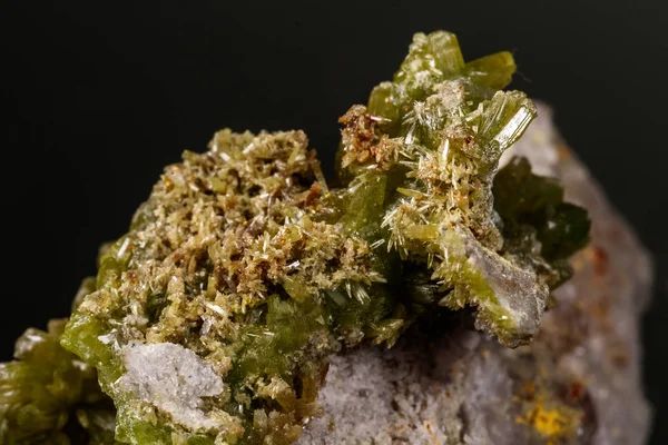 Pierre Minérale Macro Pyromorphite Sur Fond Noir Gros Plan — Photo