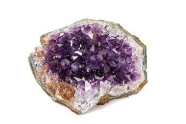 Ametist Crystal Druse makro mineral beyaz arka plan üzerinde Kapat