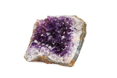 Ametist Crystal Druse makro mineral beyaz arka plan üzerinde Kapat