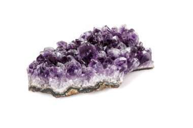 Ametist Crystal Druse makro mineral beyaz arka plan üzerinde Kapat