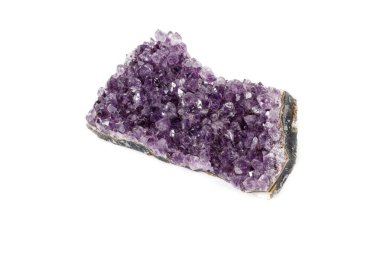 Ametist Crystal Druse makro mineral beyaz arka plan üzerinde Kapat