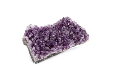 Ametist Crystal Druse makro mineral beyaz arka plan üzerinde Kapat