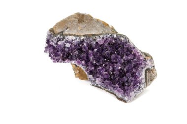 Ametist Crystal Druse makro mineral beyaz arka plan üzerinde Kapat
