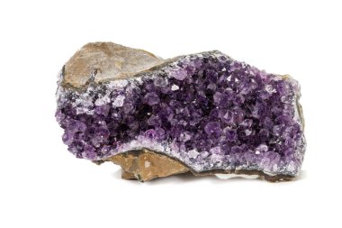 Ametist Crystal Druse makro mineral beyaz arka plan üzerinde Kapat