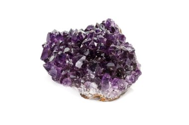 Ametist Crystal Druse makro mineral beyaz arka plan üzerinde Kapat