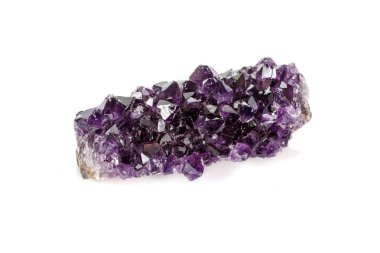 Ametist Crystal Druse makro mineral beyaz arka plan üzerinde Kapat