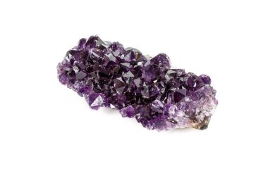 Ametist Crystal Druse makro mineral beyaz arka plan üzerinde Kapat