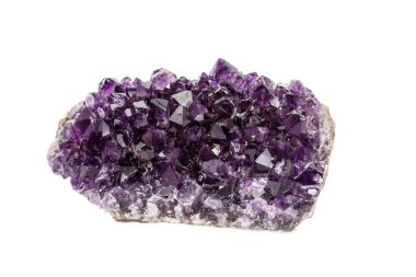 Ametist Crystal Druse makro mineral beyaz arka plan üzerinde Kapat