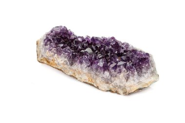 Ametist Crystal Druse makro mineral beyaz arka plan üzerinde Kapat