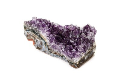 Ametist Crystal Druse makro mineral beyaz arka plan üzerinde Kapat