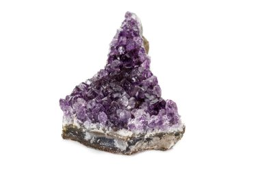 Ametist Crystal Druse makro mineral beyaz arka plan üzerinde Kapat