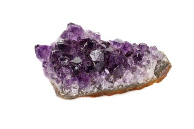 Ametist Crystal Druse makro mineral beyaz arka plan üzerinde Kapat