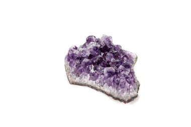 Ametist Crystal Druse makro mineral beyaz arka plan üzerinde Kapat
