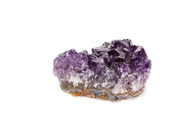 Ametist Crystal Druse makro mineral beyaz arka plan üzerinde Kapat