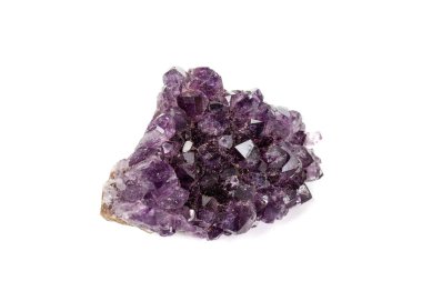 Ametist Crystal Druse makro mineral beyaz arka plan üzerinde Kapat