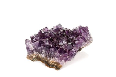 Ametist Crystal Druse makro mineral beyaz arka plan üzerinde Kapat