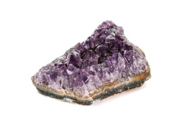 Ametist Crystal Druse makro mineral beyaz arka plan üzerinde Kapat