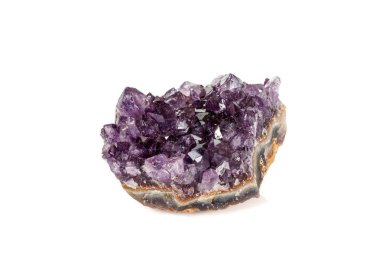 Ametist Crystal Druse makro mineral beyaz arka plan üzerinde Kapat