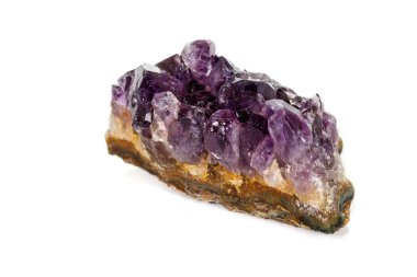 Ametist Crystal Druse makro mineral beyaz arka plan üzerinde Kapat