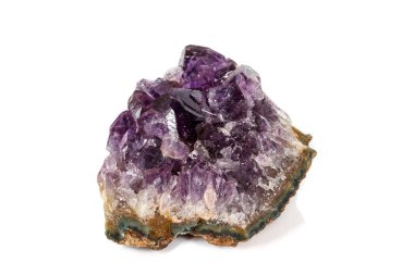 Ametist Crystal Druse makro mineral beyaz arka plan üzerinde Kapat
