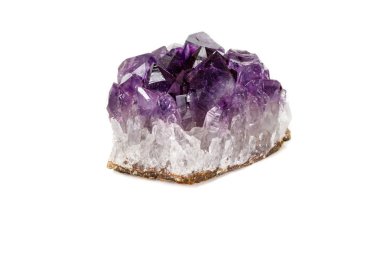 Ametist Crystal Druse makro mineral beyaz arka plan üzerinde Kapat