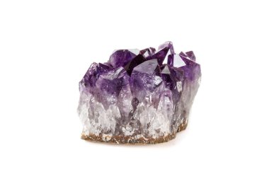 Ametist Crystal Druse makro mineral beyaz arka plan üzerinde Kapat