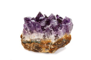 Ametist Crystal Druse makro mineral beyaz arka plan üzerinde Kapat