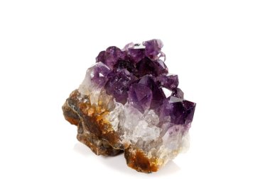 Ametist Crystal Druse makro mineral beyaz arka plan üzerinde Kapat