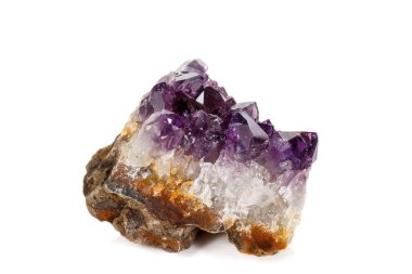 Ametist Crystal Druse makro mineral beyaz arka plan üzerinde Kapat