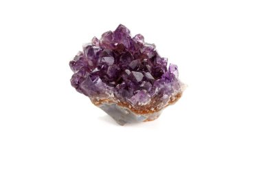 Ametist Crystal Druse makro mineral beyaz arka plan üzerinde Kapat