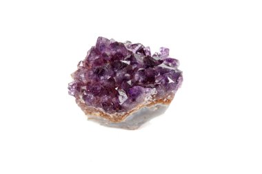Ametist Crystal Druse makro mineral beyaz arka plan üzerinde Kapat