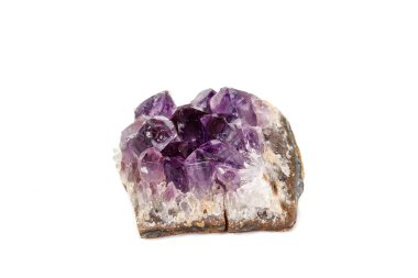 Ametist Crystal Druse makro mineral beyaz arka plan üzerinde Kapat