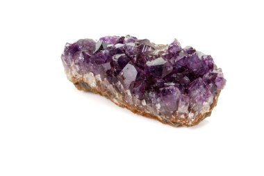 Ametist Crystal Druse makro mineral beyaz arka plan üzerinde Kapat