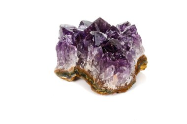Ametist Crystal Druse makro mineral beyaz arka plan üzerinde Kapat